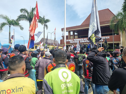 Demo ribuan driver ojol di Gedung DPRD Sumsel. Foto : Abdullah Toriq/Urban Id