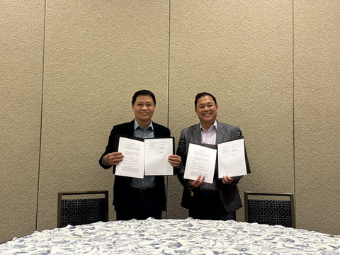 Chief Commercial Officer Telin Kharisma (kiri) dan Presiden & CEO Radius Exequiel 