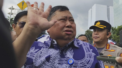 Plt Dirjen Perhubungan Darat Kementerian Perhubungan, Ahmad Yani, usai ditolak oleh massa ojol yang demo di Patung Kuda. Foto: Rachmadi Rasyad/kumparan
