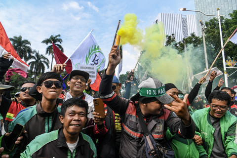 Sejumlah pengemudi ojek daring (ojol) melakukan aksi demonstrasi di kawasan Patung Kuda, Jakarta, Selasa (20/5/2025). Foto: ANTARA FOTO/Muhammad Adimaja