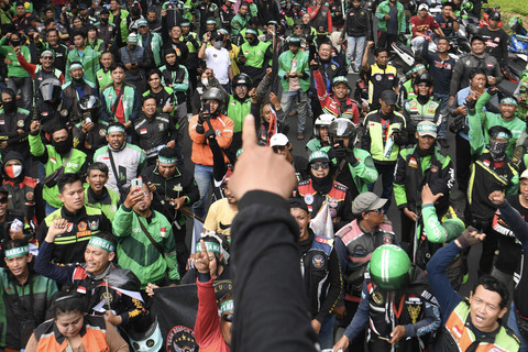 Sejumlah pengemudi ojek daring (ojol) melakukan aksi demonstrasi di kawasan Patung Kuda, Jakarta, Selasa (20/5/2025). Foto: ANTARA FOTO/Muhammad Adimaja