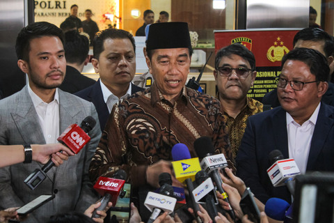 Presiden ketujuh Joko Widodo (tengah) menjawab pertanyaan wartawan di depan Gedung Bareskrim Mabes Polri, Jakarta, Selasa (20/5/2025). Foto: ANTARA FOTO/Fathul Habib Sholeh