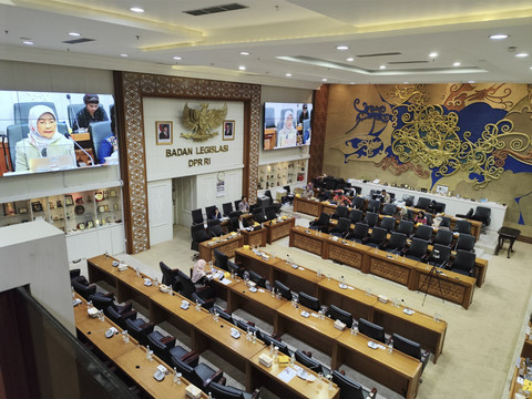 Suasana rapat dengar pendapat Badan Legislasi (Baleg) DPR bersama Komnas HAM dan Komnas Perempuan dalam rangka penyusunan RUU tentang Pelindungan Pekerja Rumah Tangga (PPRT) di kompleks Parlemen Senayan, Jakarta, Selasa (20/5/2025). Foto: Luthfi Humam/kumparan