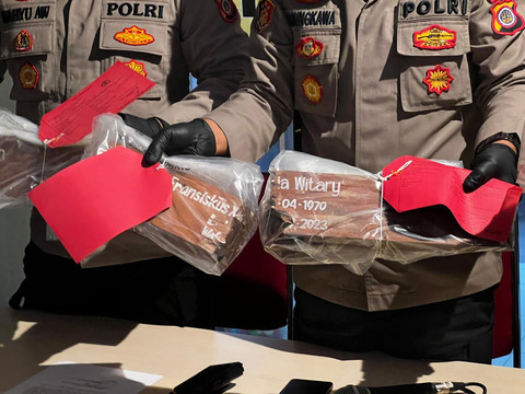 Barang bukti nisan makam yang dirusak ANFS (16) dalam konferensi pers ungkap kasus perusakan makam, Selasa (20/5). Foto: iqbaltwq/Pandangan Jogja