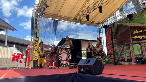 Wakil Gubernur Kalimantan Barat, Krisantus Kurniawan memberikan sambutan dalam peresmian pembukaan Pekan Gawai Dayak ke-39 di Rumah Radakng, Pontianak pada Selasa, 20 Mei 2025. Foto: Alycia Tracy Nabila/Hi!Pontianak
