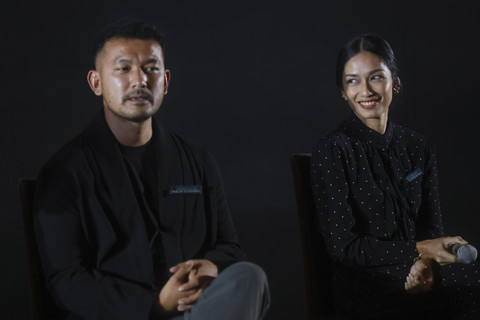 Aktor Rio Dewanto bersama artis lainya Faradina Mufti saat konferensi pers film Legenda Kelam Malin Kundang di Epicentrum, Jakarta, Senin, 19/5/2025). Foto: Agus Apriyanto
