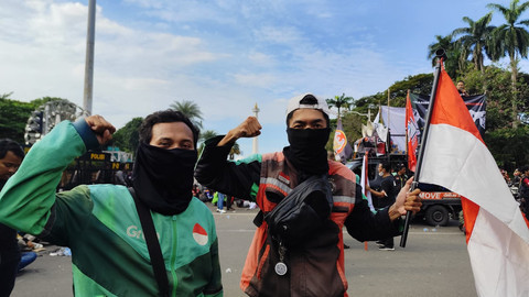 Dua supir ojol, Agus Majid dan Yoharidan, saat ditemuin di kawasan Patung Kuda, Jakarta Pusat, pada Selasa (20/5). Foto: Rachmadi Rasyad/kumparan