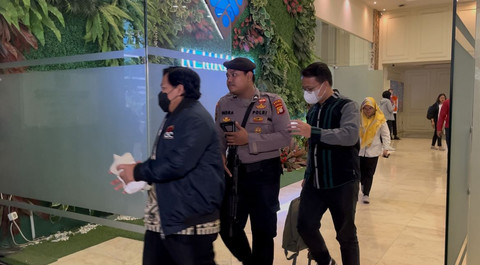 Penyidik KPK Selesai Menggeledah Kantor Kemenaker, Selasa (20/5). Foto: Rayyan Farhansyah/kumparan