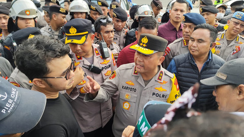 Kapolda Metro Jaya, Irjen Karyoto, saat menemui massa ojol di kawasan Patung Kuda, Jakarta Pusat, pada Selasa (20/5). Foto: Rachmadi Rasyad/kumparan