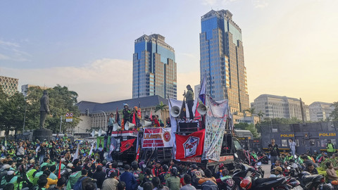 Massa aksi sempat meneriaki ojol yang melintas membawa penumpang di kawasan Patung Kuda, Jakpus, Selasa (20/5/2025). Foto: Thomas Bosco/kumparan