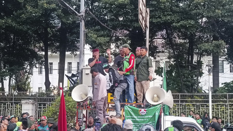Massa aksi demo ojol di Patung Kuda membubarkan diri usai Kemenkopolkam menerima audensi dari mereka, Senin (20/5/2025). Foto: Thomas Bosco/kumparan