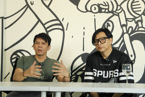 Musisi Ariel bersama Armand Maulana saat media visit ke kantor kumparan di Jakarta, Selasa (20/5/2025). Foto: Syawal Febrian Darisman/kumparan