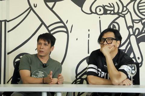 Musisi Ariel bersama Armand Maulana saat media visit ke kantor kumparan di Jakarta, Selasa (20/5/2025). Foto: Syawal Febrian Darisman/kumparan