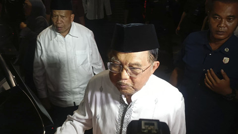 Jusuf Kalla melayat ke rumah duka wafatnya suami Najwa Shihab, Ibrahim Sjarief Assegaf di Jeruk Purut, Jakarta Selatan, Selasa (20/5/2025). Foto: Thomas Bosco/kumparan