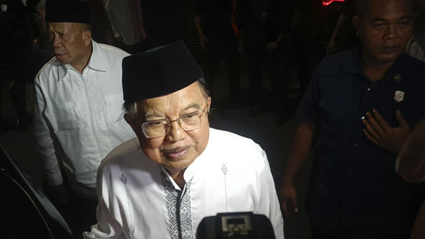 Jusuf Kalla melayat ke rumah duka wafatnya suami Najwa Shihab, Ibrahim Sjarief Assegaf di Jeruk Purut, Jakarta Selatan, Selasa (20/5/2025). Foto: Thomas Bosco/kumparan