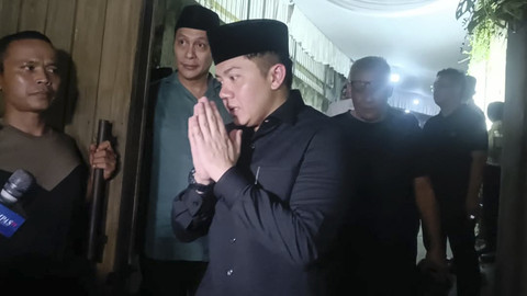 Seskab Letkol Teddy Indra Wijaya meninggalkan rumah duka atas meninggalnya suami Najwa Shihab, Ibrahim Sjarief Assegaf di Jeruk Purut, Jaksel, Selasa (20/5/2025). Foto: Thomas Bosco/kumparan