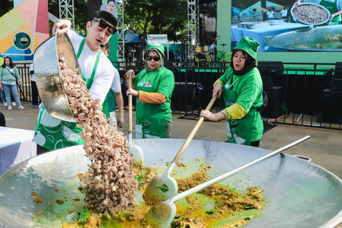 Arnold Poernomo dan Bobon Santoso mengajak 1.000 peserta untuk Mama Barbar dan Mama Mabar. Foto: kumparan
