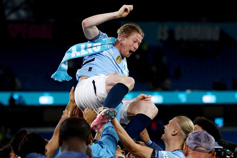 Pemain Manchester City Kevin De Bruyne saat laga terkahirnya di Stadion Etihad, Manchester, Inggris, Selasa (20/5/2025). Foto: Lee Smith/REUTERS