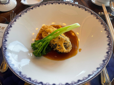 Menu Crispy Sea Cucumber Stuffed with Prawn Paste and Abalone Sauce ala Chef King. Foto: Salsha Okta Fairuz/kumparan