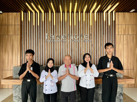 Staf Difabel di Fave Hotel Pamanukan. Foto: Dok. Archipelago International