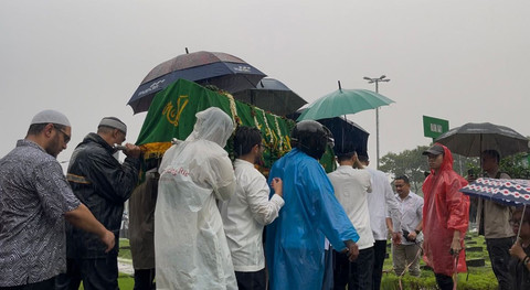 Pemakaman Ibrahim Sjarief, suami Najwa Shihab di TPU Jeruk Purut, Jakarta Selatan, Rabu (21/5). Foto: Rayyan Farhansyah/kumparan