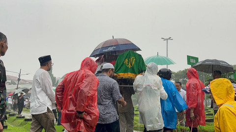 Pemakaman Ibrahim Sjarief, suami Najwa Shihab di TPU Jeruk Purut, Jakarta Selatan, Rabu (21/5). Foto: Rayyan Farhansyah/kumparan