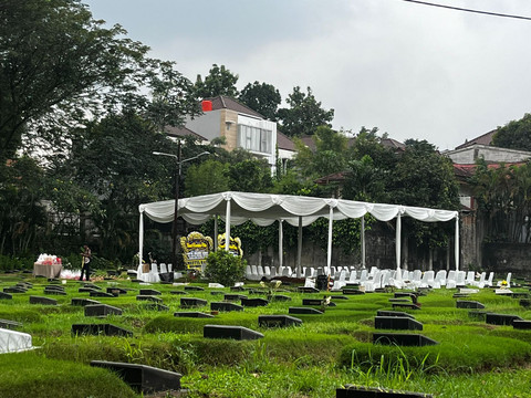 Pemakaman Ibrahim Sjarief, suami Najwa Shihab di TPU Jeruk Purut, Jakarta Selatan, Rabu (21/5). Foto: Rayyan Farhansyah/kumparan