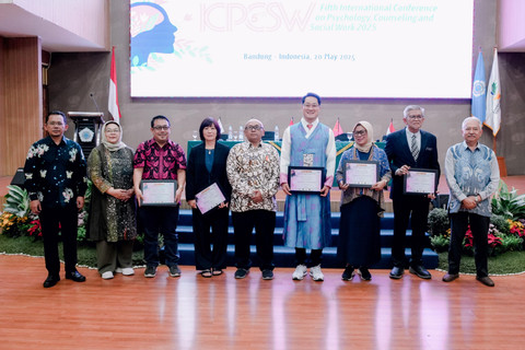 Staf Ahli Mensos Bidang Perubahan dan Dinamika Sosial, Edi Suharto membuka acara Fifth International Conference on Psychology, Counseling and Social Work 2025 di Poltekesos Bandung, Selasa (20/5/2025). Foto: Dok Kemensos