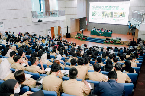 Staf Ahli Mensos Bidang Perubahan dan Dinamika Sosial, Edi Suharto membuka acara Fifth International Conference on Psychology, Counseling and Social Work 2025 di Poltekesos Bandung, Selasa (20/5/2025). Foto: Dok Kemensos