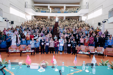 Staf Ahli Mensos Bidang Perubahan dan Dinamika Sosial, Edi Suharto membuka acara Fifth International Conference on Psychology, Counseling and Social Work 2025 di Poltekesos Bandung, Selasa (20/5/2025). Foto: Dok Kemensos