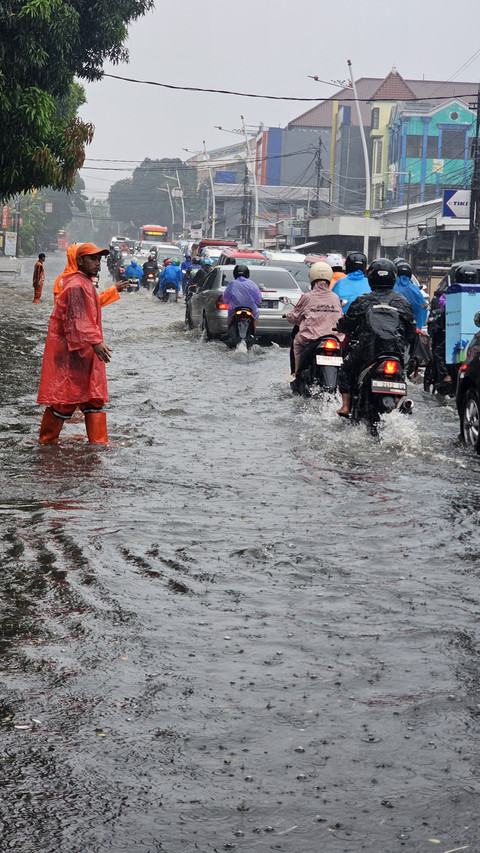 Genangan air dampak hujan lebat di Jalan Raya Ragunan arah Jalan Salihara, Kecamatan Pasar Minggu, Jakarta Selatan, Rabu (21/5/2025). Foto: Dok: kumparan