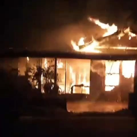Api menghanguskan rumah warga di Dusun Kemantan, Desa Selalong, Sekadau. Foto: Dok. Istimewa