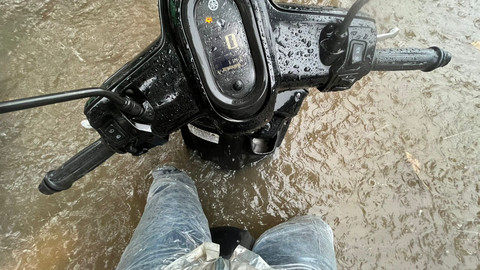 Motor terendam banjir di depan gedung DPR, Jakarta, Rabu (21/5). Foto: Haya Syahira/kumparan