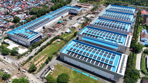 Pembangkit Listrik Tenaga Surya (PLTS) atap terbesar yang diresmikan PT Kilang Pertamina Internasional (KPI) dan PT Pertamina New & Renewable Energy (NRE) di Gedung New HSSE KPI Kilang Balikpapan, Senin (19/5). Foto: Dok. Pertamina