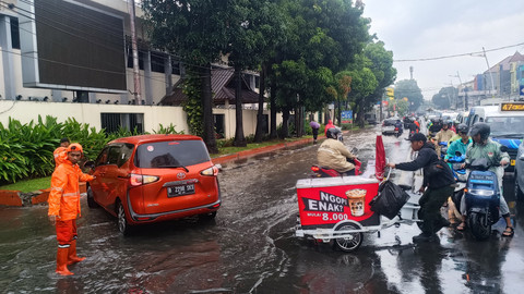 Genangan di Jalan Raya Ragunan arah Jati Padang dan Stasiun Pasar Minggu buat macet, Rabu (21/5).  Foto: Thomas Bosco/kumparan