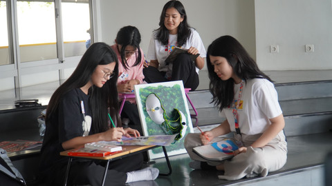 Peserta lomba saat asyik menggambar.