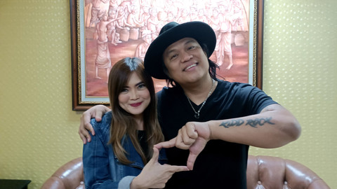 Posan Tobing dan Julia Angelia 'Pare', di kantor Minola Sebayang, Kuningan, Jakarta Selatan, Rabu (21/5). Foto: Giovanni/kumparan