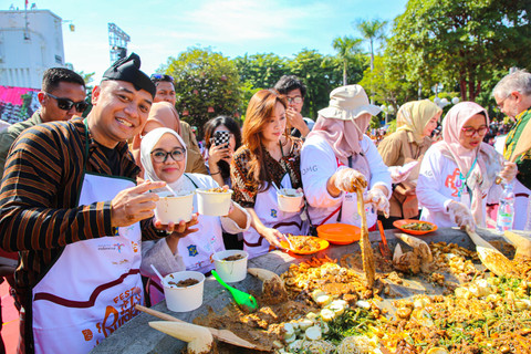 Wali Kota Surabaya Eri Cahyadi (kiri) pada Festival Rujak Uleg dalam memperingati Hari Jadi Kota Surabaya. Foto: Dok. Istimewa