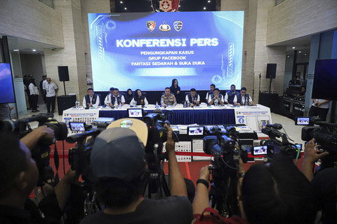 Bareskrim Polri melakukan konferensi pers terkait kasus grup Facebook Fantasi Sedarah saat dihadirkan di Bareskrim Polri pada Rabu (21/5/2025). Foto: Iqbal Firdaus/kumparan