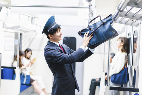 Ilustrasi petugas kereta api Jepang. Foto: maroke/Shutterstock