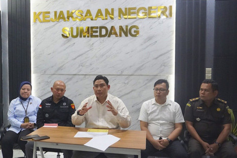 Press Release Peningkatan status penanganan dugaan penyalahgunaan wewenang dalam penerbitan dispensasi kawin pada Pengadilan Agama Sumedang Tahun 2021-2024 dari tahap penyelidikan ke penyidikan di Kantor Kejaksaan Negeri Sumedang, Selasa (20/5/2025). Foto: Instagram/ @kejari.sumedang