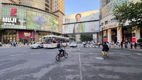 Petugas polisi mengatur lalu lintas di Kota Shanghai, China. Foto: Fadjar Hadi/kumparan
