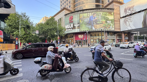 Petugas polisi mengatur lalu lintas di Kota Shanghai, China. Foto: Fadjar Hadi/kumparan