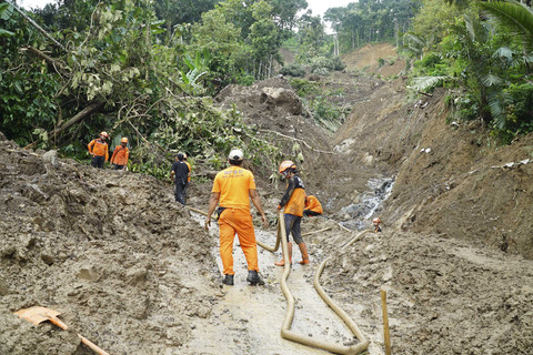 Tim SAR gabungan membersihkan jalur yang tertimbun material saat terjadinya bencana tanah longsor di Desa Depok, Trenggalek, Jawa Timur, Rabu (21/5/2025). Foto: Destyan Sujarwoko/ANTARA FOTO
