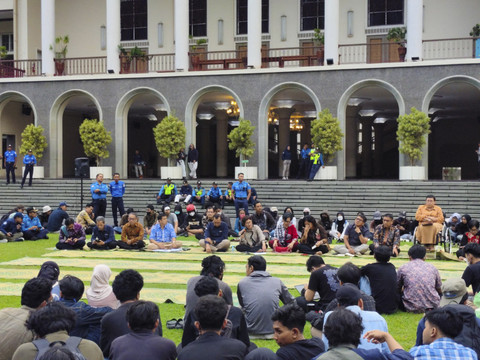 Rektor UGM Prof Ova Emilia menemui mahasiswa yang seminggu berkemah di halaman Balairung UGM, Rabu (21/5/2025). Foto: Arfiansyah Panji Purnandaru/kumparan