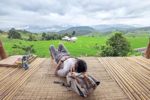 Ilustrasi turis yang slow travel. Foto: siriwat sriphojaroen/Shutterstock