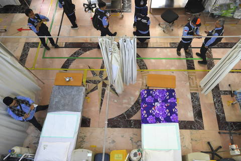 Petugas Penyelenggara Ibadah Haji (PPIH) Arab Saudi mengecek persiapan layanan di Klinik Kesehatan Haji Indonesia (KKHI) Makkah, Arab Saudi, Rabu (21/5/2025). Foto: Andika Wahyu/ANTARA FOTO