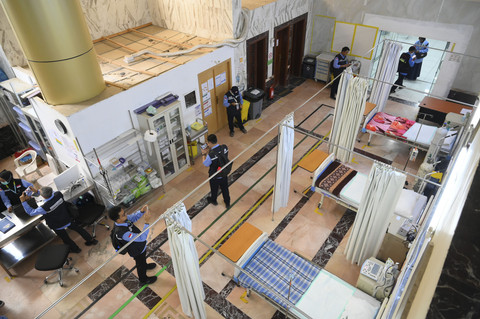 Petugas Penyelenggara Ibadah Haji (PPIH) Arab Saudi mengecek persiapan layanan di Klinik Kesehatan Haji Indonesia (KKHI) Makkah, Arab Saudi, Rabu (21/5/2025). Foto: Andika Wahyu/ANTARA FOTO