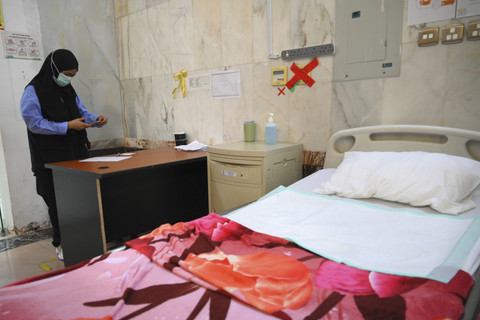 Seorang tenaga kesehatan mempersiapkan layanan di Klinik Kesehatan Haji Indonesia (KKHI) Makkah, Arab Saudi, Rabu (21/5/2025). Foto: Andika Wahyu/ANTARA FOTO