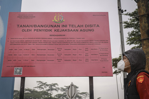 Petugas meninjau plang penyitaan yang terpasang di rest area km 21 B Jalan Tol Jagorawi, Gunung Putri, Bogor, Jawa Barat, Rabu (21/5/2025). Foto: Dhemas Reviyanto/ANTARA FOTO
